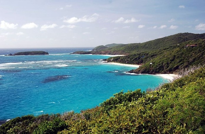 Pláže na východním pobřeží ostrova Mustique.