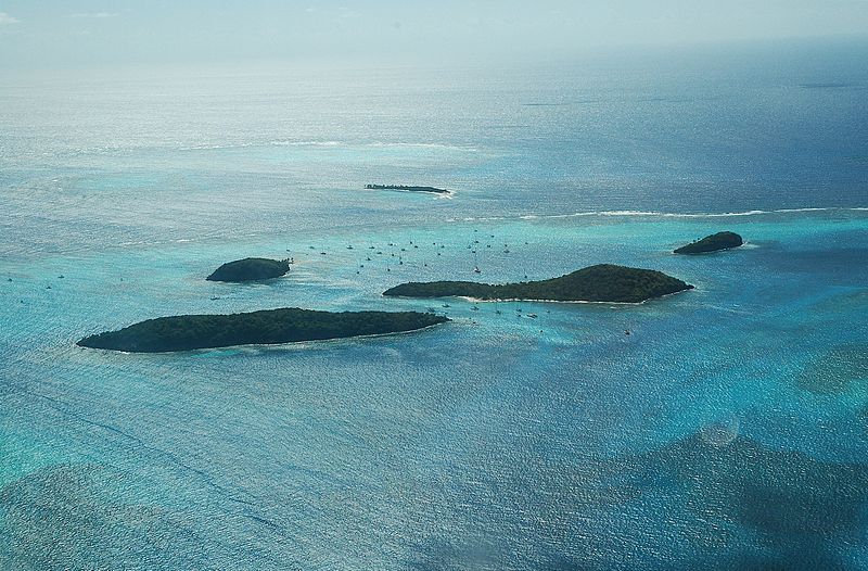 Tobago Cays ze vzduchu. Uprostřed hrozen jachet.