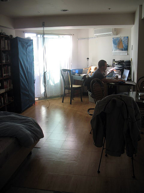 Petr úřaduje v našem bytě ve Smaragdové zátoce.