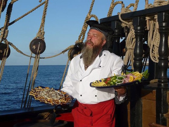 Kuchař Ivo Pokluda s běžnou snídaní na lodi.