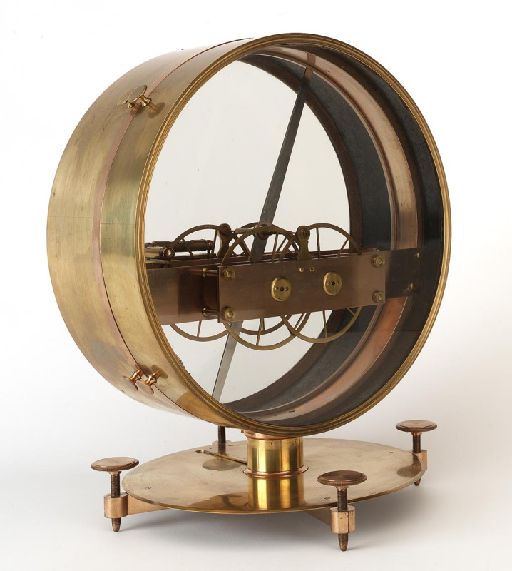 Obr. 18: Magnetický inklinometr (anglicky 'dip circle' nebo také 'dipping needle'), který s sebou Cook vezl na své druhé plavbě okolo světa. Délka střelky je 30,5cm. Zdroj: [10].