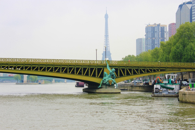 Secesni most + silueta Eiffelovy věže = Paříž.