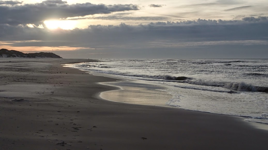 Nekonečná pláž u Severního moře na Terschelingu.