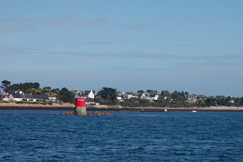 Levoboční plavební znak u vjezdu do maríny L'Aber Wrac'h.