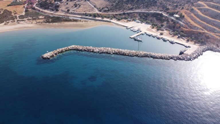 Kyládský průvodce: Naxos – zátoky a kotvení