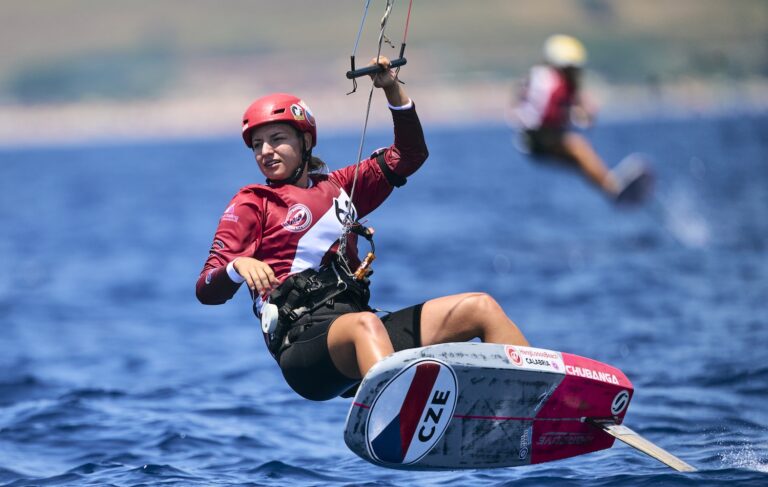 Mistrovství světa v olympijském kiteboardingu startuje už zítra na Sardinii se silnou českou účastí