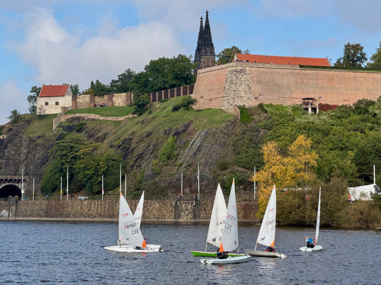 Jachting v Praze pod Vyšehradem: Pozvánka na závody Českého Yacht Klubu (pro diváky i závodníky)