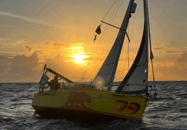 Muž přes palubu na Mini Globe Race