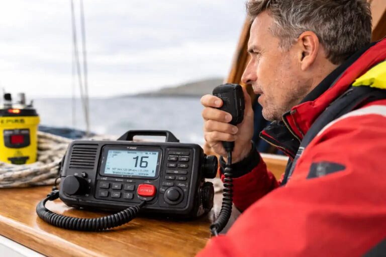 Umíte to s VHF vysílačkou? A troufnete si na kvíz?