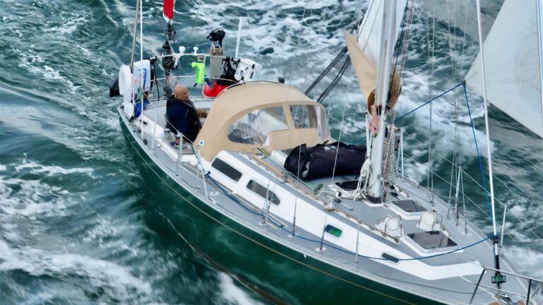 Plachetnice účastníka Golden Globe Race 2026 na moři