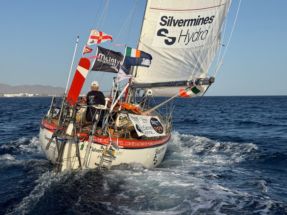 Pat Lawless pluje na jachtě SILVERMINES HYDRO kolem Lanzarote při Golden Globe Race 2026