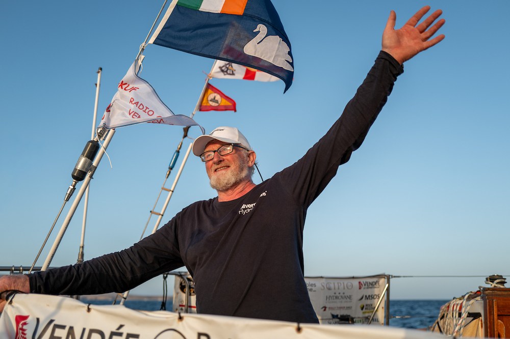 Pat Lawless zdraví tým Golden Globe Race z paluby SILVERMINES HYDRO u Lanzarote