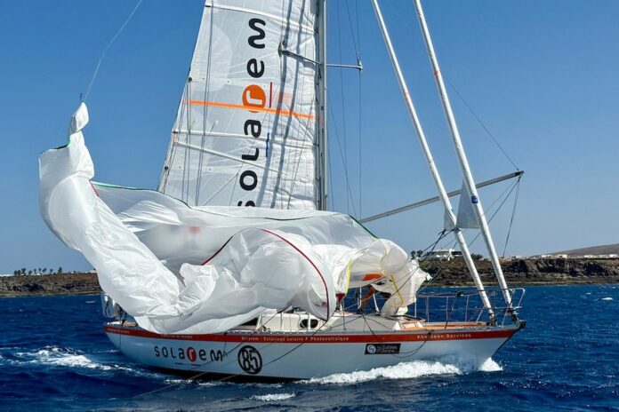 Damien Guillou stahuje spinakr na jachtě SOLAREM u Lanzarote během Golden Globe Race 2026