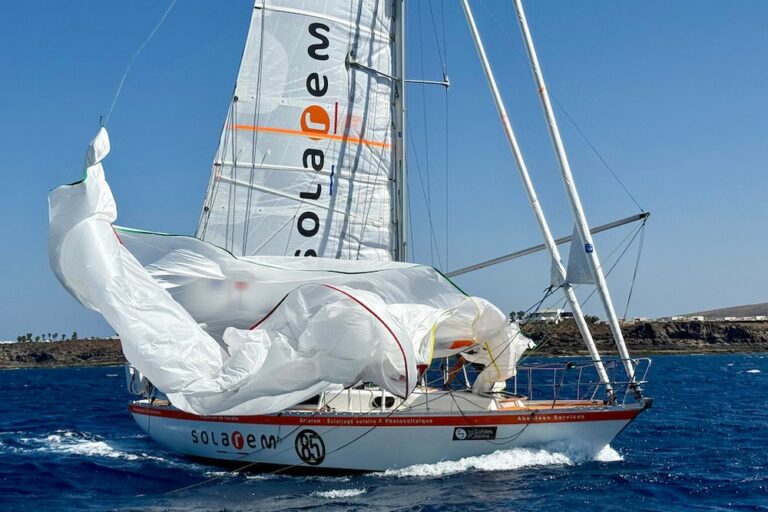 Damien Guillou stahuje spinakr na jachtě SOLAREM u Lanzarote během Golden Globe Race 2026